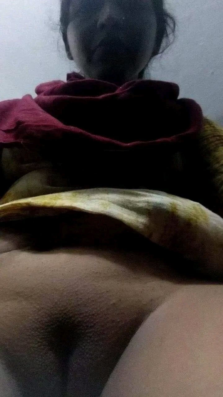 Bhabhi showing horny pussy and nude hot photos
