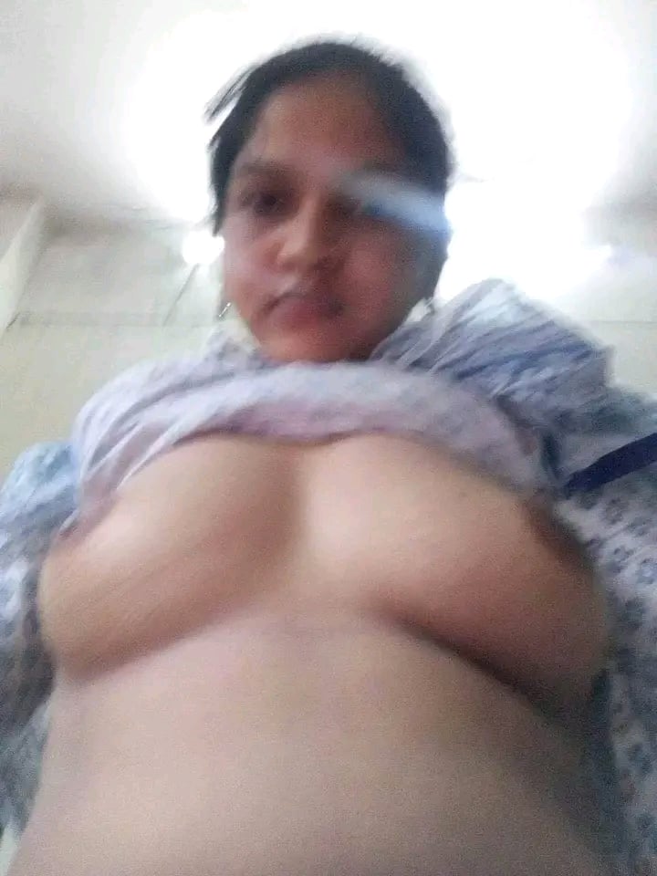 Bhabhi showing horny pussy and nude hot photos