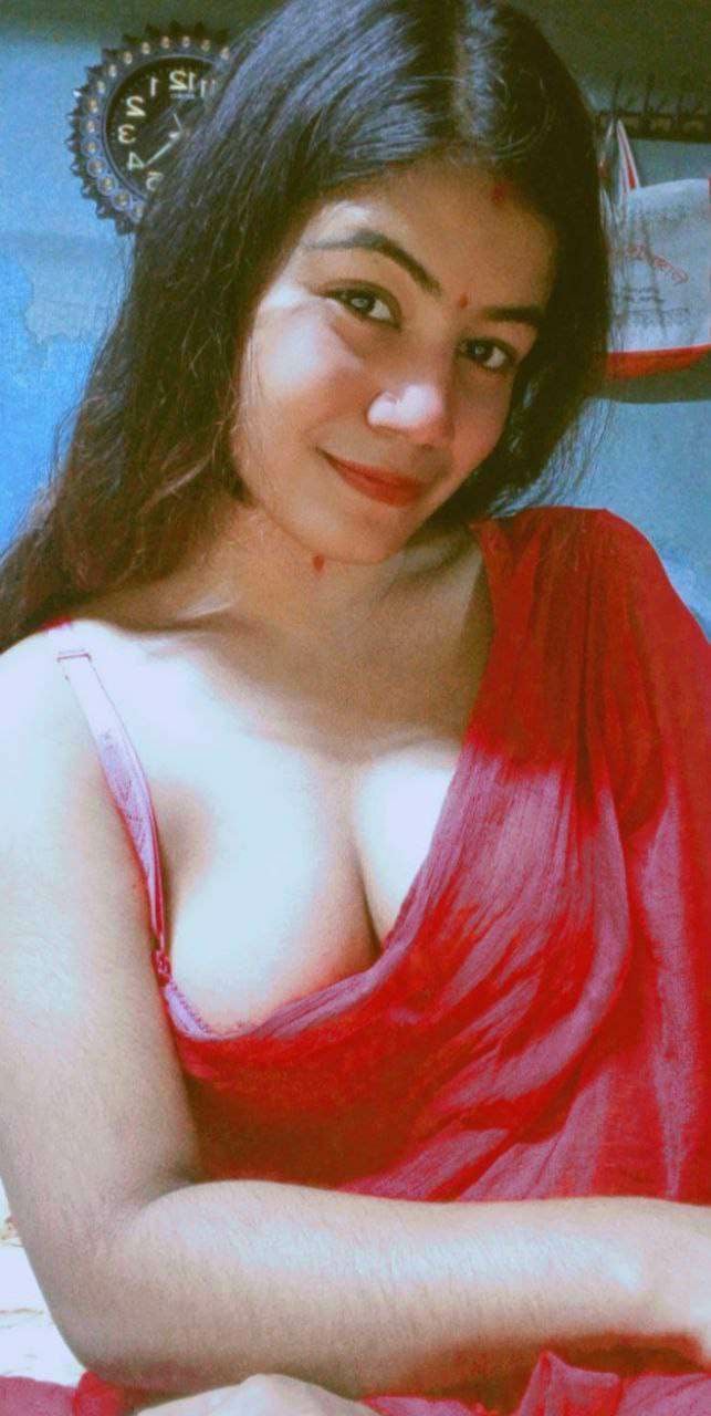 Bangladeshi sex bomb naked for first time pics