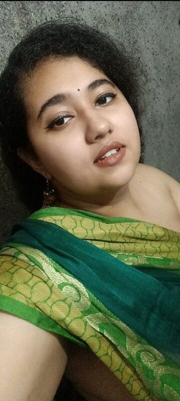 Curly hair desi aunty showing boobs after removing saree