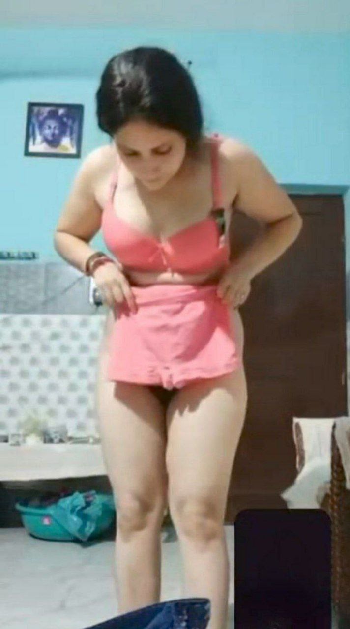 Young Indian bhabhi showing sexy boobs and pussy