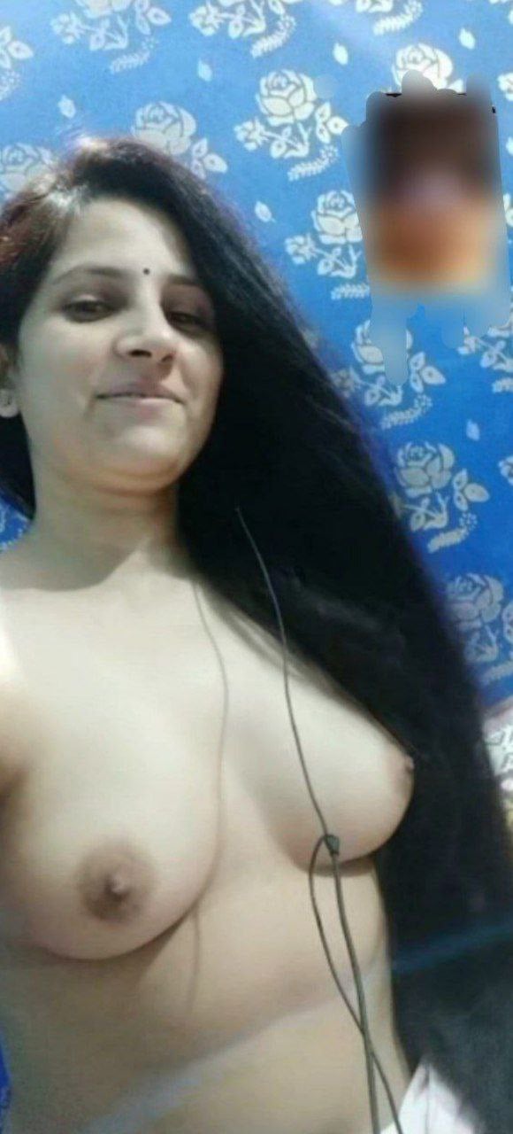 Young Indian bhabhi showing sexy boobs and pussy