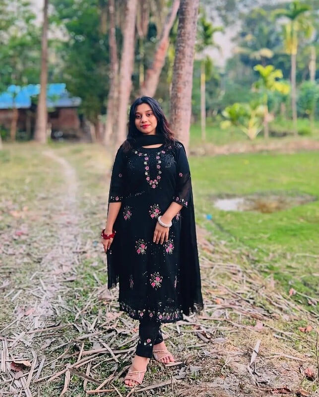 Big ass Bengali babe nude poses exposing pics