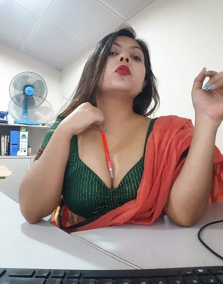 Hot Indian Bhabhi Boob Show in Transparent Blouse