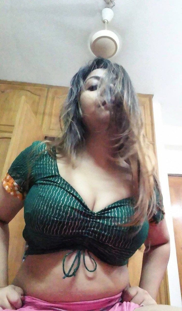 Hot Indian Bhabhi Boob Show in Transparent Blouse