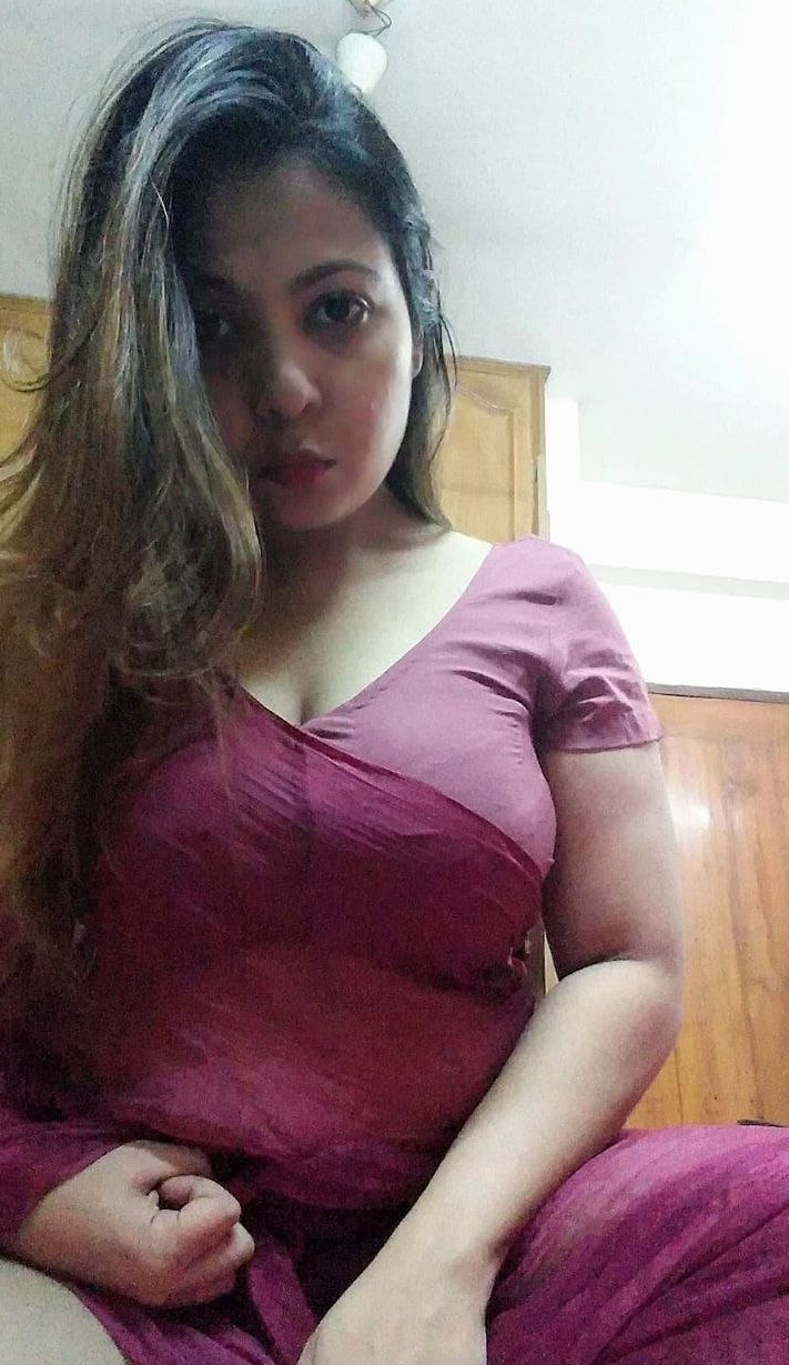Hot Indian Bhabhi Boob Show in Transparent Blouse