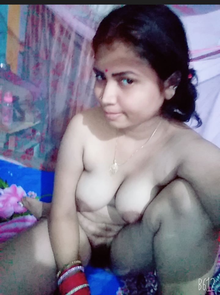 Beautiful bhabhi naked photos exposed by lover
