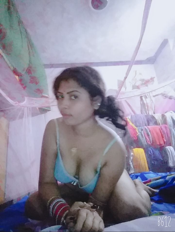Beautiful bhabhi naked photos exposed by lover