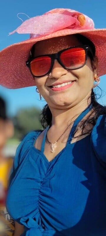 Indian bhabhi on vacation sexy and topless photos