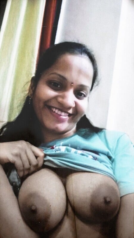 Indian bhabhi on vacation sexy and topless photos