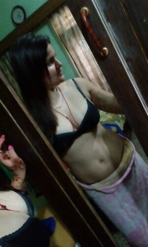 New Delhi Pacific mall bhabhi showing boobs in bra