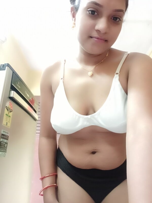 Beautiful Odia bhabhi nude selfie clicks viral