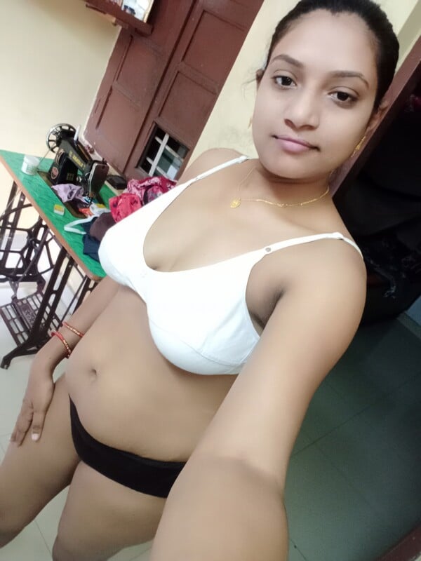 Beautiful Odia bhabhi nude selfie clicks viral