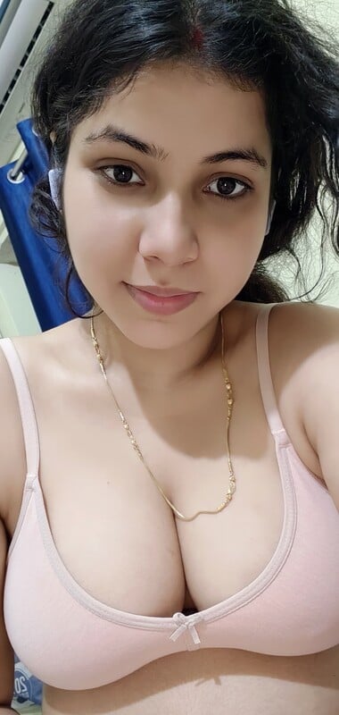 Sexy girl cleavage show in bra selfies viral online