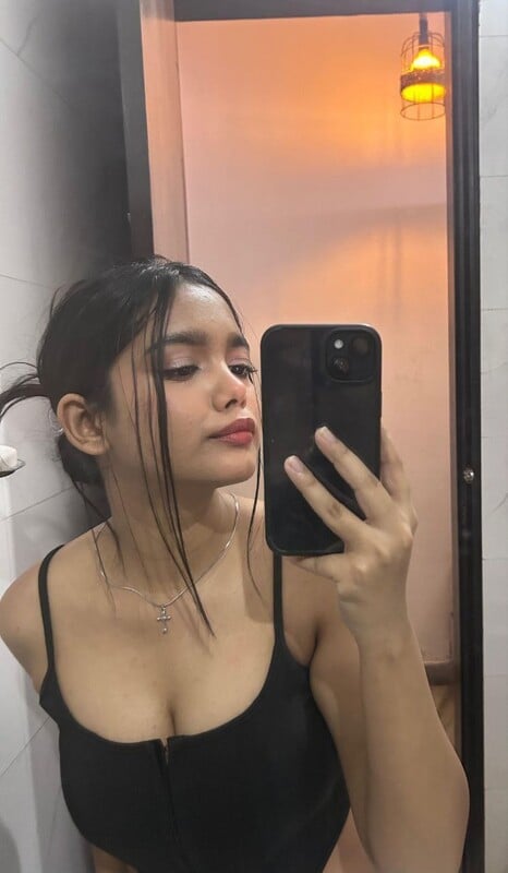 Thick ass desi babe topless and nude butt show