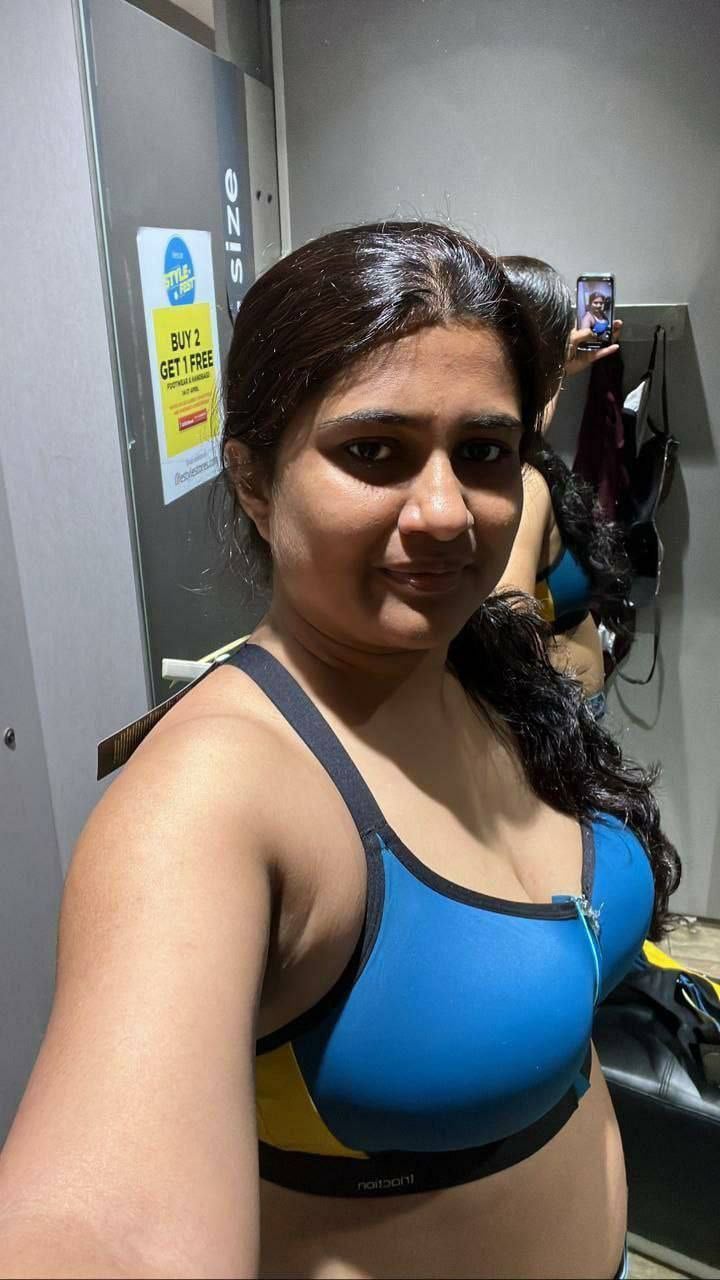 Sexy married Indian bhabhi trying bra in trial room