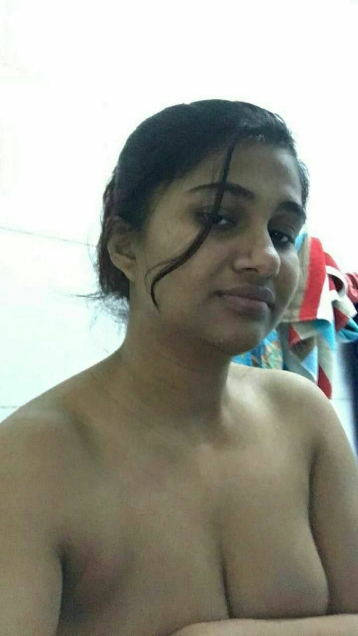 Sexy married Indian bhabhi trying bra in trial room