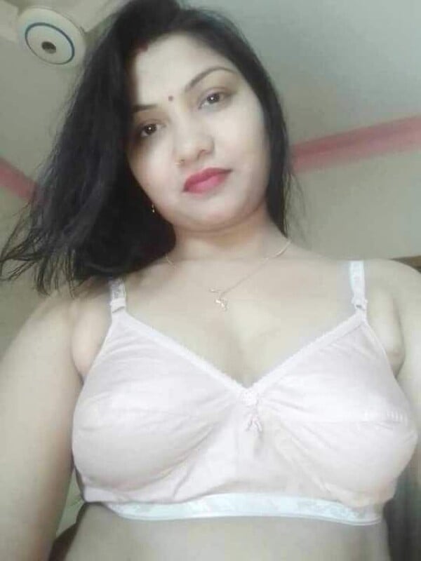 Sharp nipples bhabhi showing boobs in selfies
