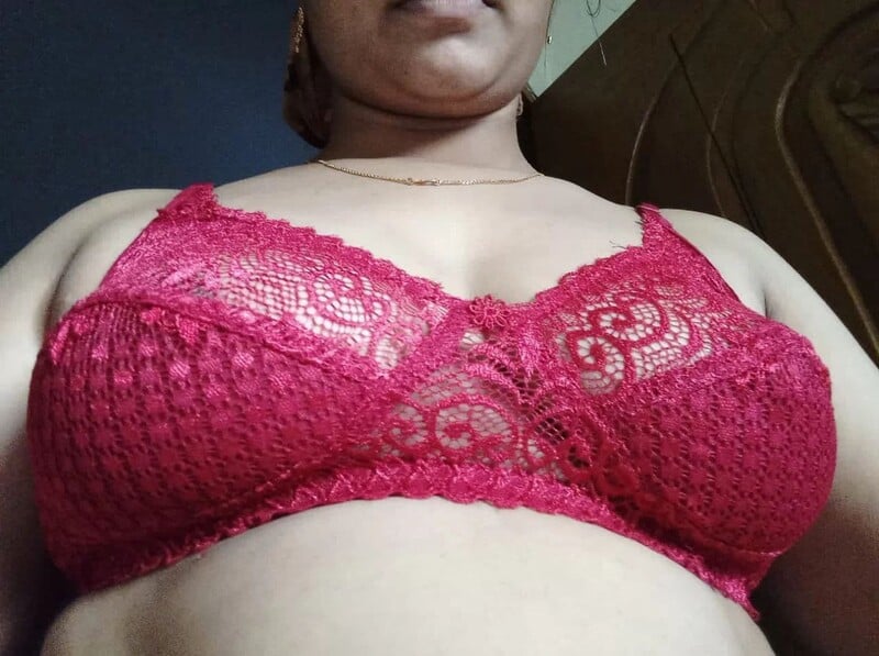 Sharp nipples bhabhi showing boobs in selfies