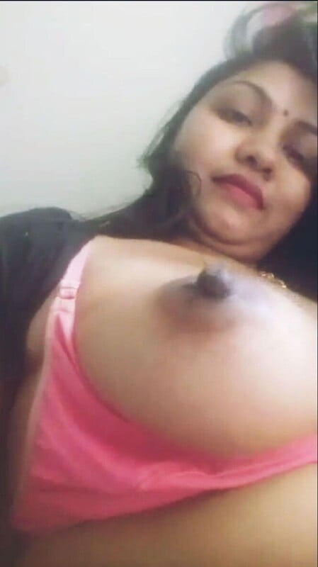Sharp nipples bhabhi showing boobs in selfies