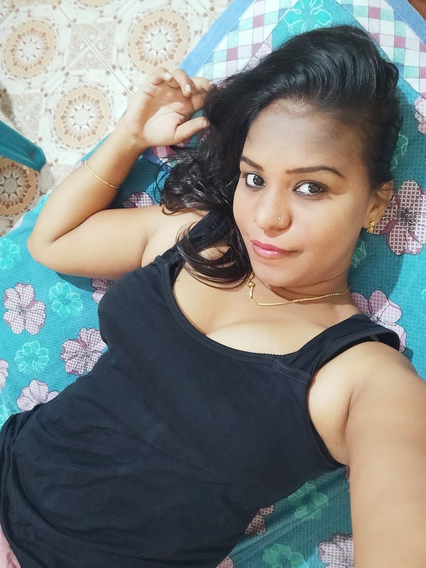 Big boobs Indian girl topless photos viral