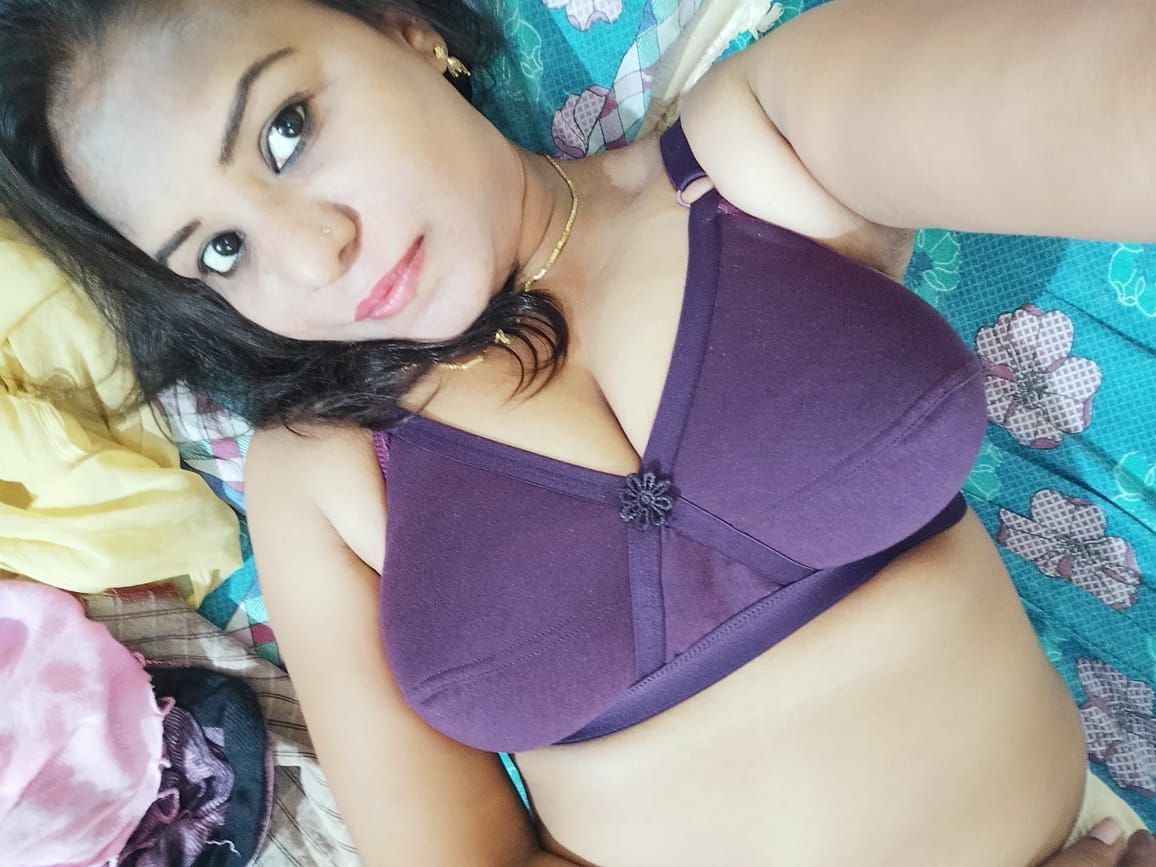 Big boobs Indian girl topless photos viral