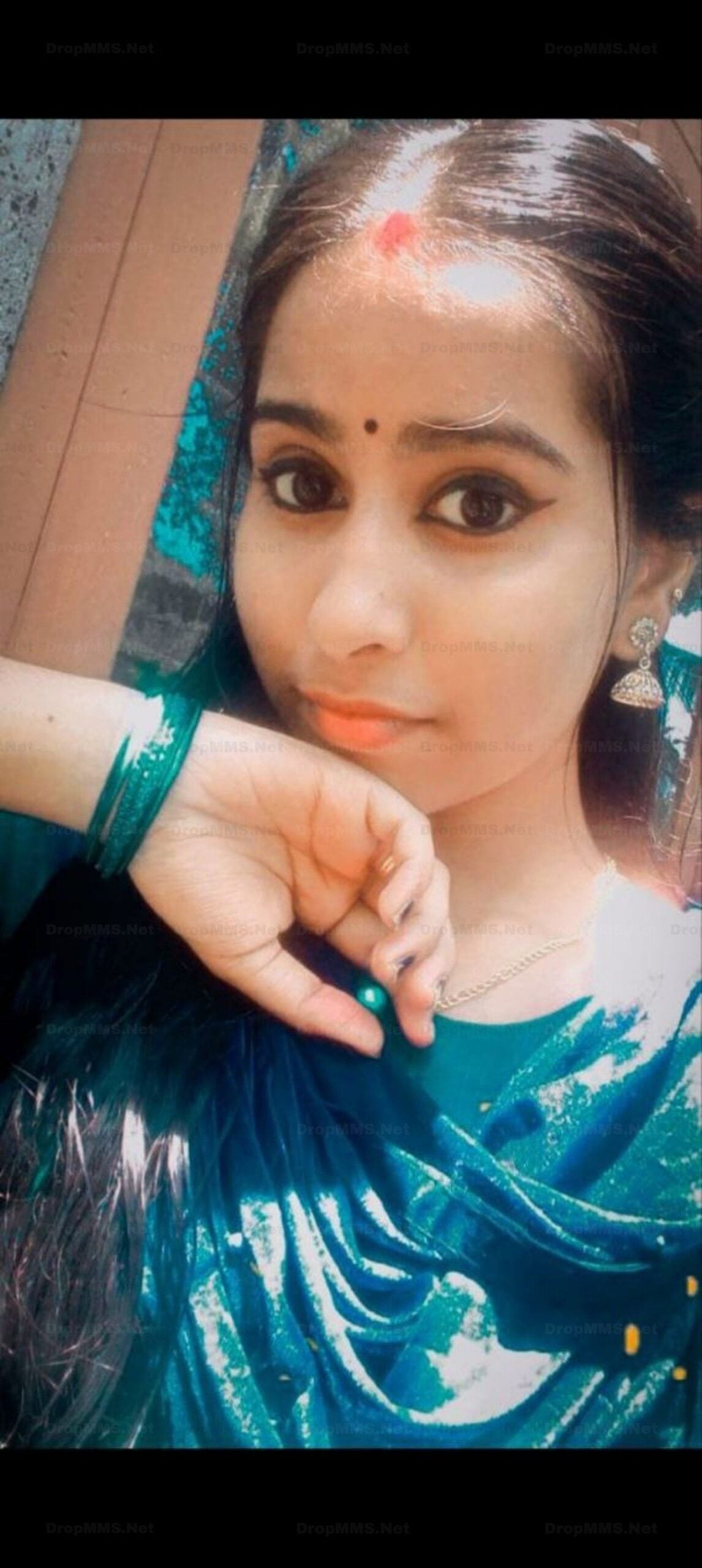 Small tits desi bhabhi nude boobs showing selfies