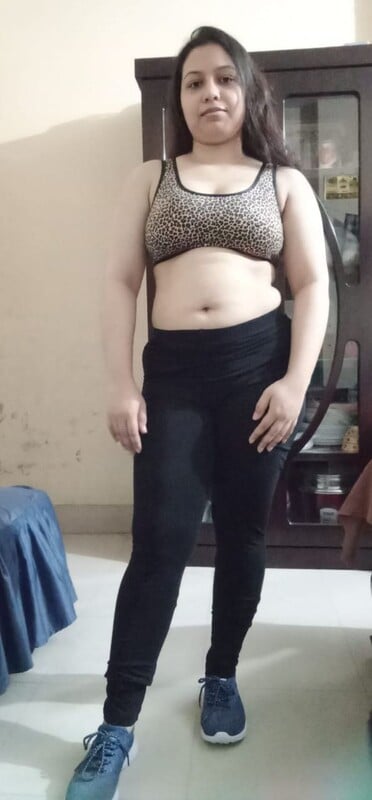 Indian viral bhabhi nude posing for sex with lover