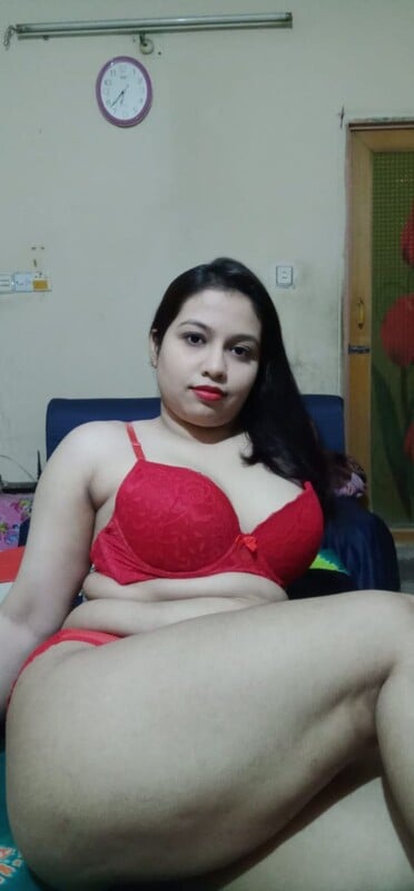 Indian viral bhabhi nude posing for sex with lover