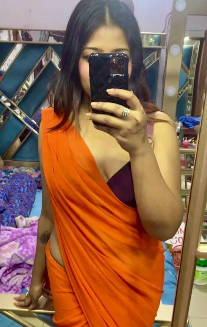 Big ass girlfriend strip and showing her naked body