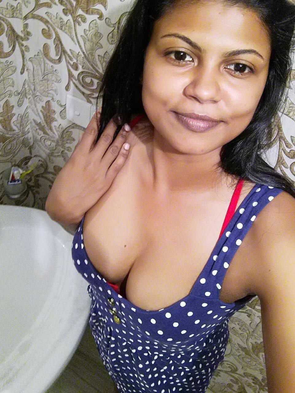 Thick ass Srilankan bhabhi topless selfies
