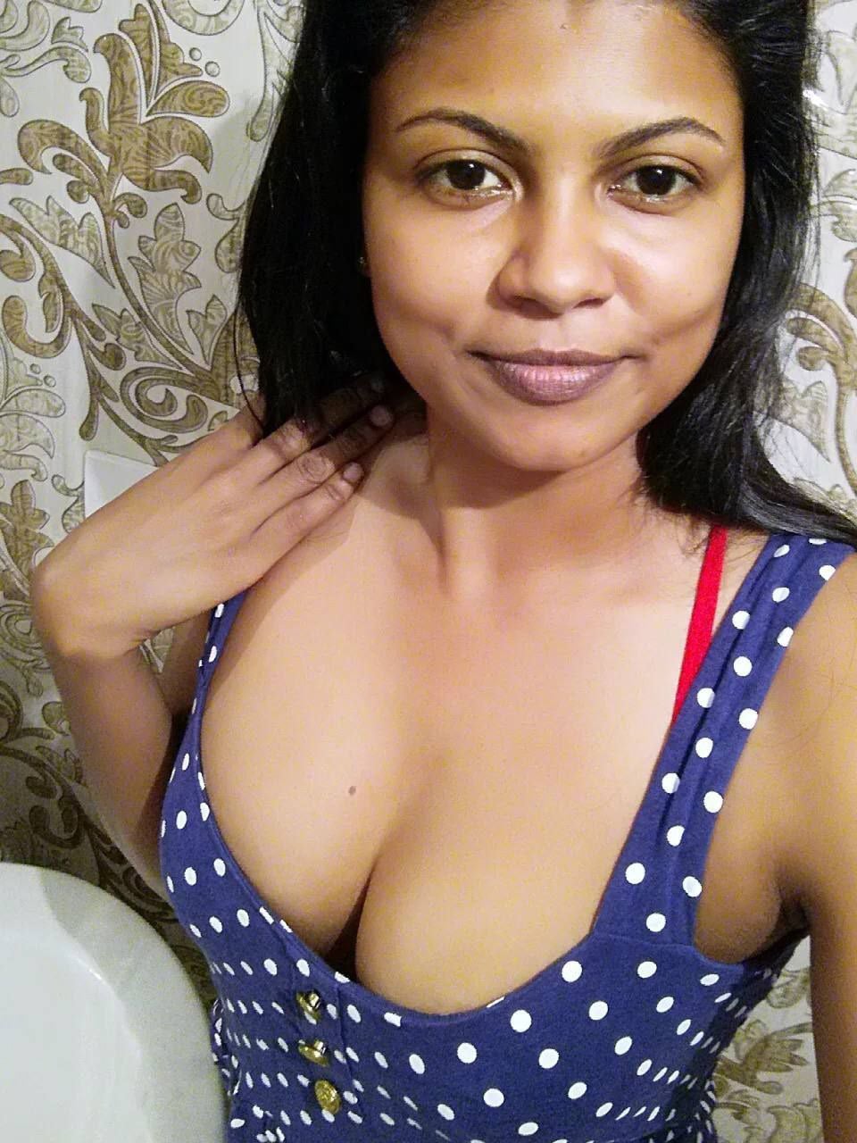 Thick ass Srilankan bhabhi topless selfies