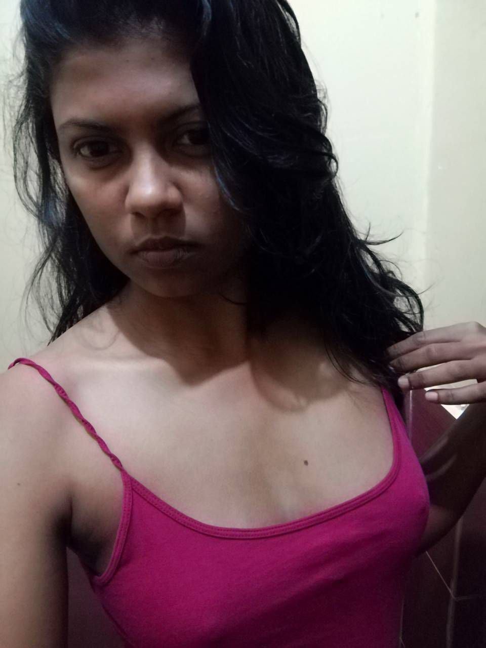 Thick ass Srilankan bhabhi topless selfies