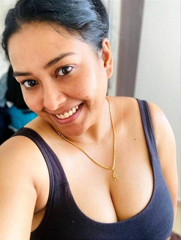 Topless bhabhi sex chat with lover and flaunts boobs