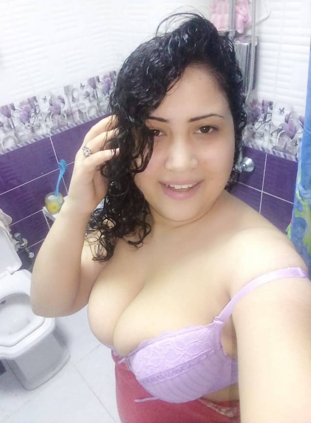 Big boobs MILF sharing naked selfie full photos