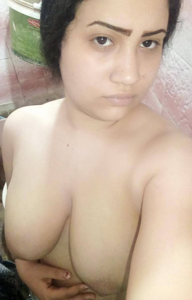 Big boobs MILF sharing naked selfie full photos
