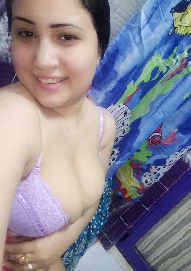 Big boobs MILF sharing naked selfie full photos