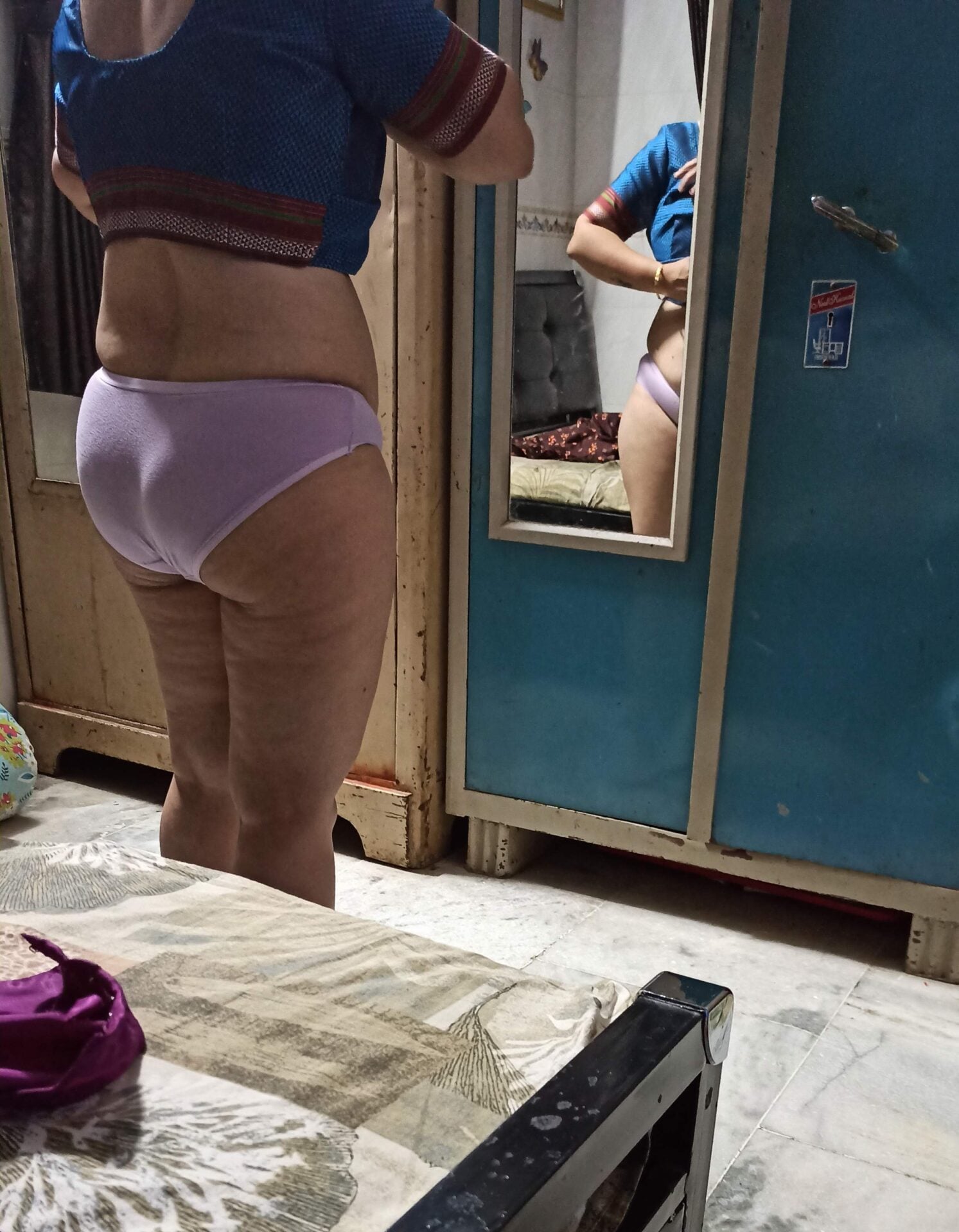 Juicy ass girlfriend nude back posing pics