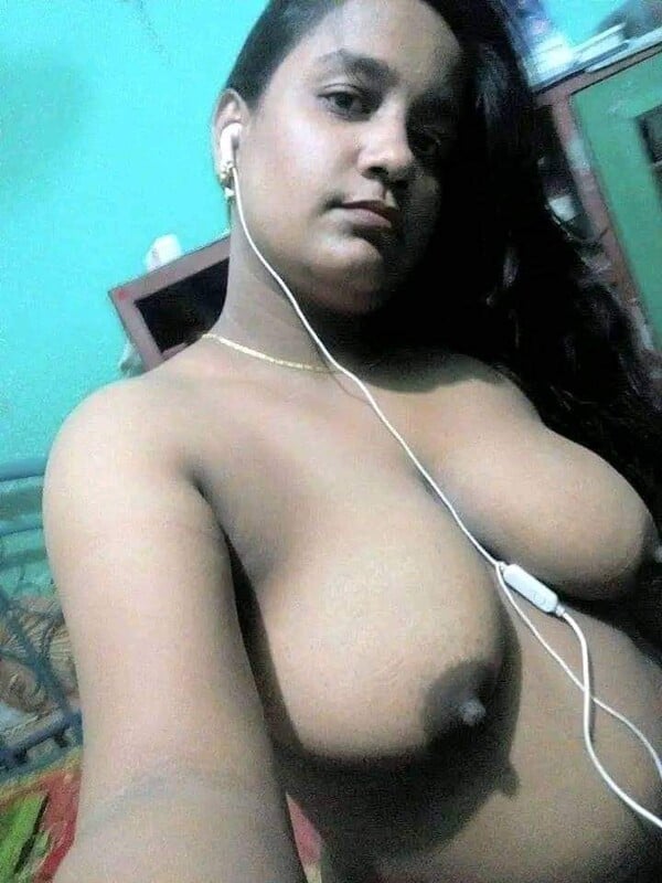 Big boobs Bengali girl topless seduction photos