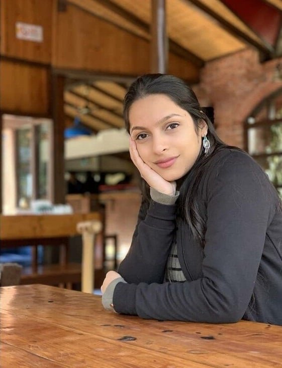 Cute Indian girlfriend topless selfie pics for boyfriend