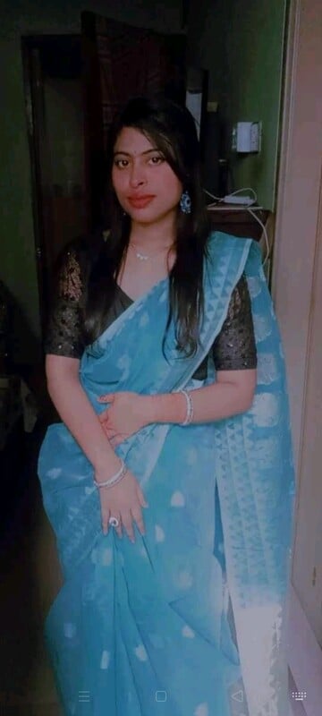 Pink lips desi girl boobs and ass showing hot pics