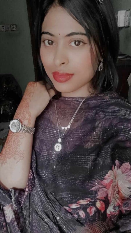 Pink lips desi girl boobs and ass showing hot pics