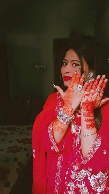 Pink lips desi girl boobs and ass showing hot pics