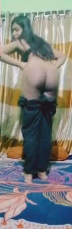 Pink lips desi girl boobs and ass showing hot pics