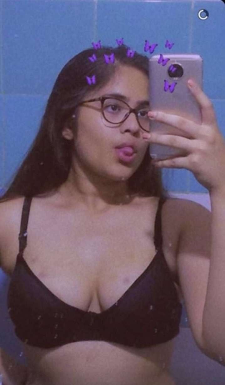 Bangladeshi girl removes bra and shows sexy boobs