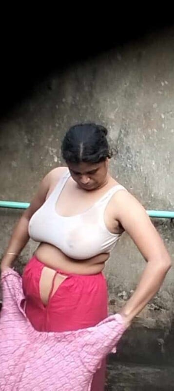 Big boobs bhabhi bathing caught by husband brother