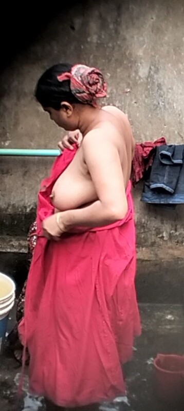 Big boobs bhabhi bathing caught by husband brother