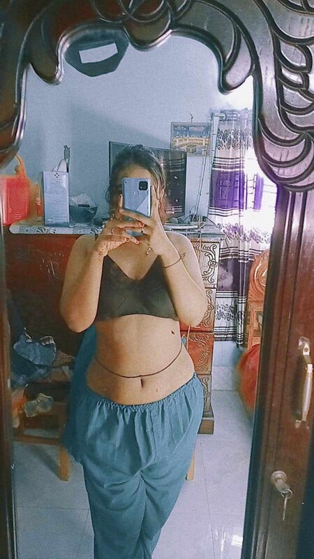 Desi beauty stripping bra and topless boobs show