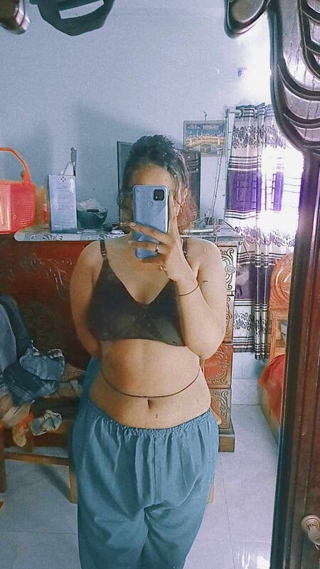 Desi beauty stripping bra and topless boobs show