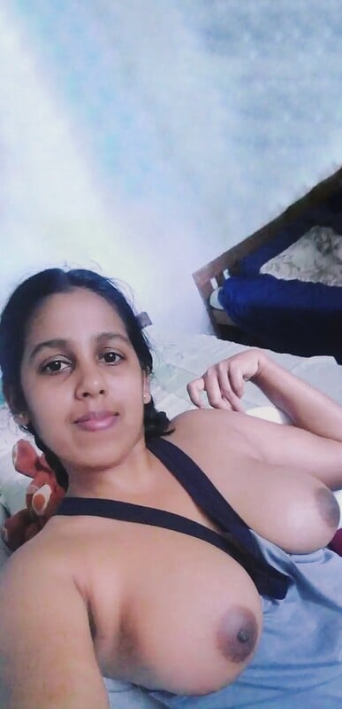 Sri Lankan big boobs girl unseen naked photos